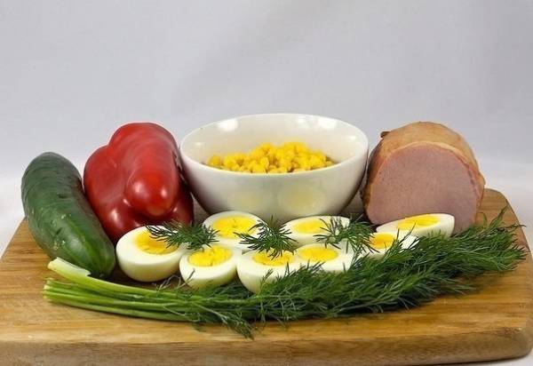 Салат с яйцом и ветчиной