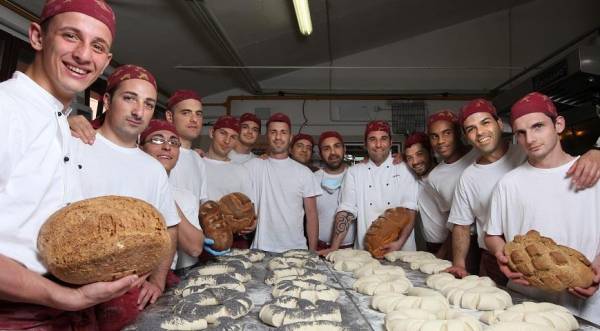 Несвятые угодники: как бывшие наркоманы делают хлеб, сыр и вино в Италии