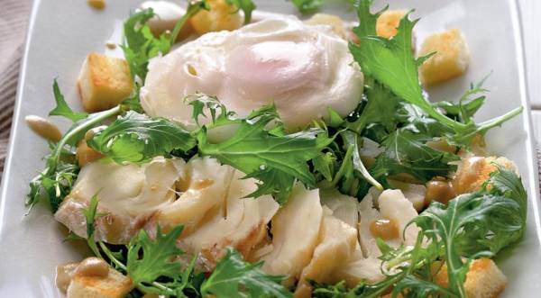 Салат из копченой трески с яйцами-пашот и крутонами, пошаговый рецепт с фото