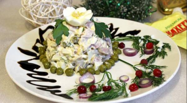 Праздничный салат из кальмаров и курицы, пошаговый рецепт с фото