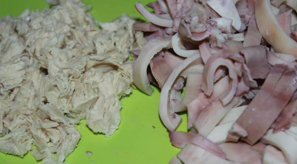 Праздничный салат из кальмаров и курицы, пошаговый рецепт с фото