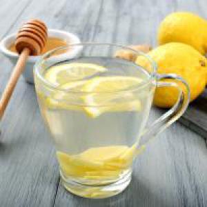 Какие преимущества дает теплая вода с лимоном по утрам