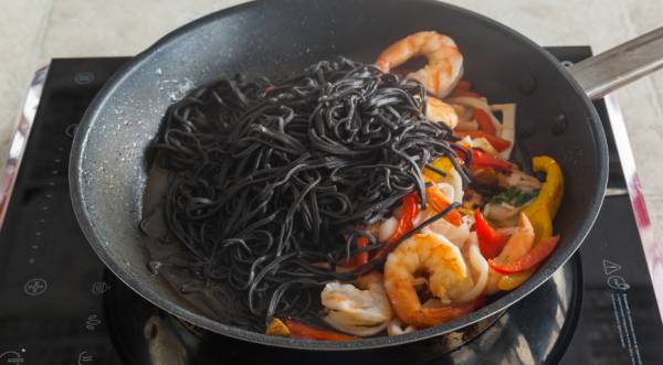 Черные лингвини с морепродуктами, пошаговый рецепт с фото