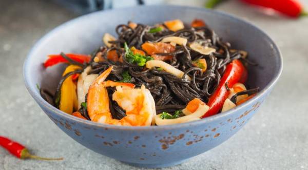 Черные лингвини с морепродуктами, пошаговый рецепт с фото
