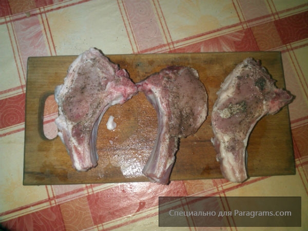 Запеченная свинина на кости с картофелем в духовке
