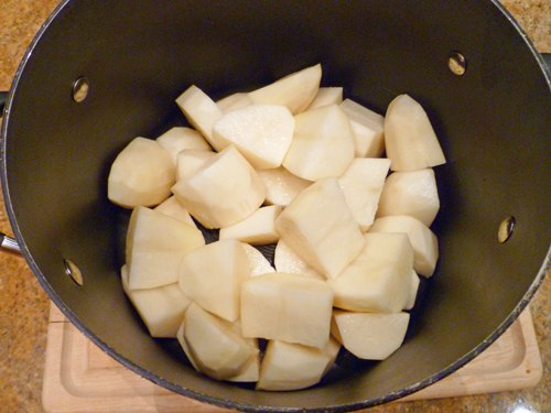 Картофельный салат с красным луком и петрушкой