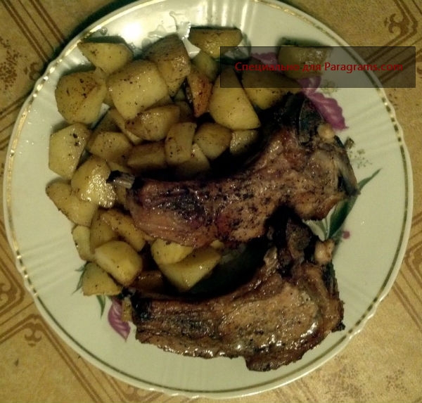 Запеченная свинина на кости с картофелем в духовке