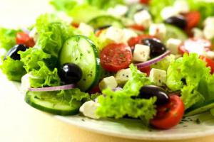Популярний салат визнали небезпечним для шлунку