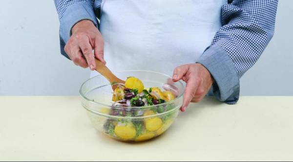 Салат из картофеля  с маслинами и красным луком, пошаговый рецепт с фото