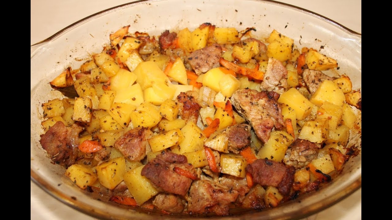 Видео рецепт картошки с мясом. Картошка с мясом в духовке. Картора с мясом в духовке. Мясо с картошкой в духовк. Свинина с картошкой в духовке.