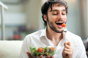 Ученые рассказали, почему нельзя кушать в одиночестве