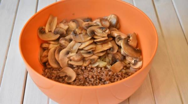 Запеченная курочка фаршированная гречкой и грибами, пошаговый рецепт с фото