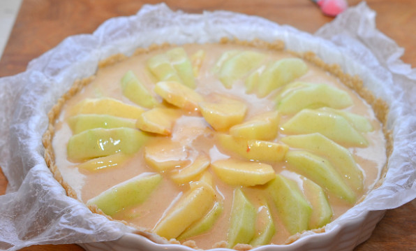 Яблочный тарт с йогуртом и овсянкой