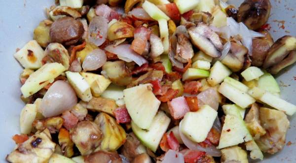 Утка, фаршированная каштанами, яблоками и беконом, пошаговый рецепт с фото
