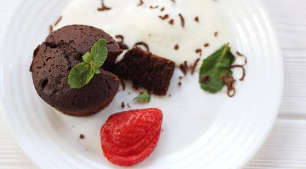 Шоколадные маффины со свежими ягодами и пломбиром , пошаговый рецепт с фото