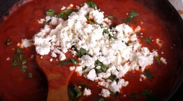Треска в томатно-винном соусе с базиликом и фетой, пошаговый рецепт с фото