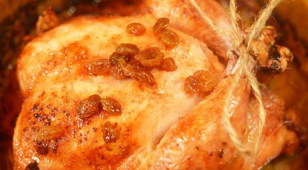 Запеченный цыпленок с медом и изюмом., пошаговый рецепт с фото