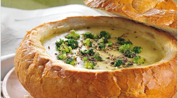 Картофельный суп с брокколи, запеченный в хлебе, пошаговый рецепт с фото