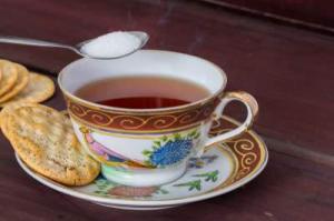 Медики объяснили, почему в чай и кофе лучше не добавлять сахар