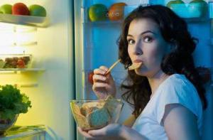 Как перестать есть по ночам: диетологи дали ценные советы