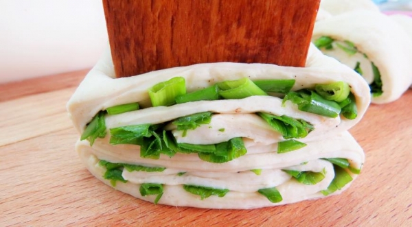 Китайские паровые булочки с зеленым луком