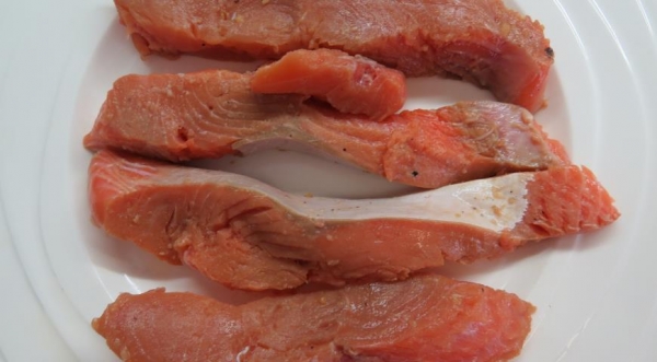 Кальмар, фаршированный лососем